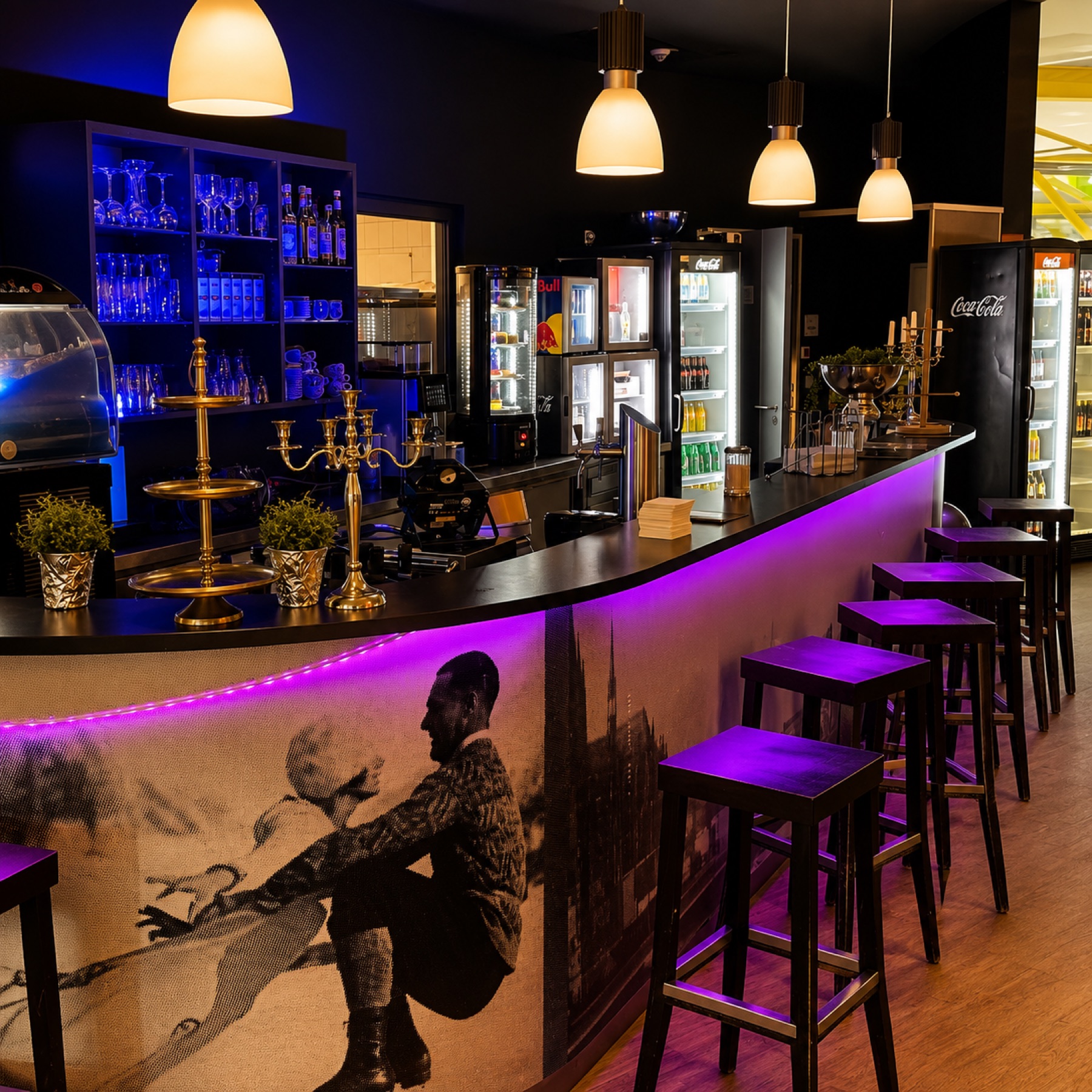 Die lila beleuchtete Bar im Dirks