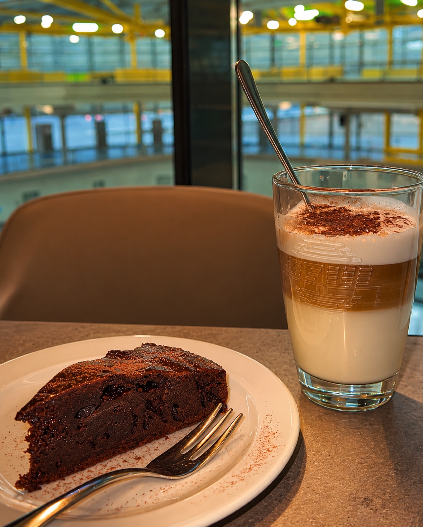 Schokokuchen und Latte Macchiato mit Blick auf die Eisbahn