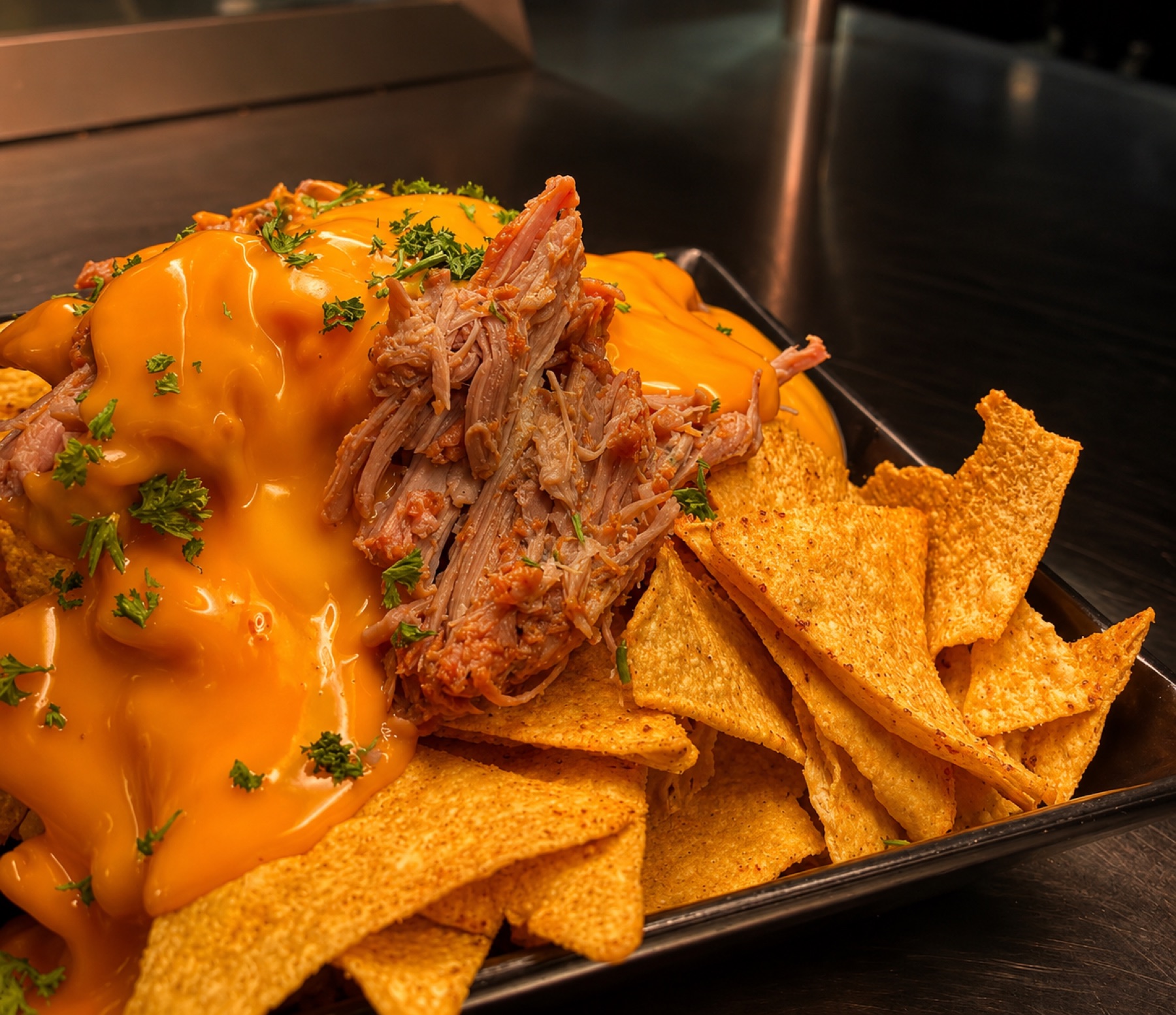 Ein Berg Nachos mit Käsesauce