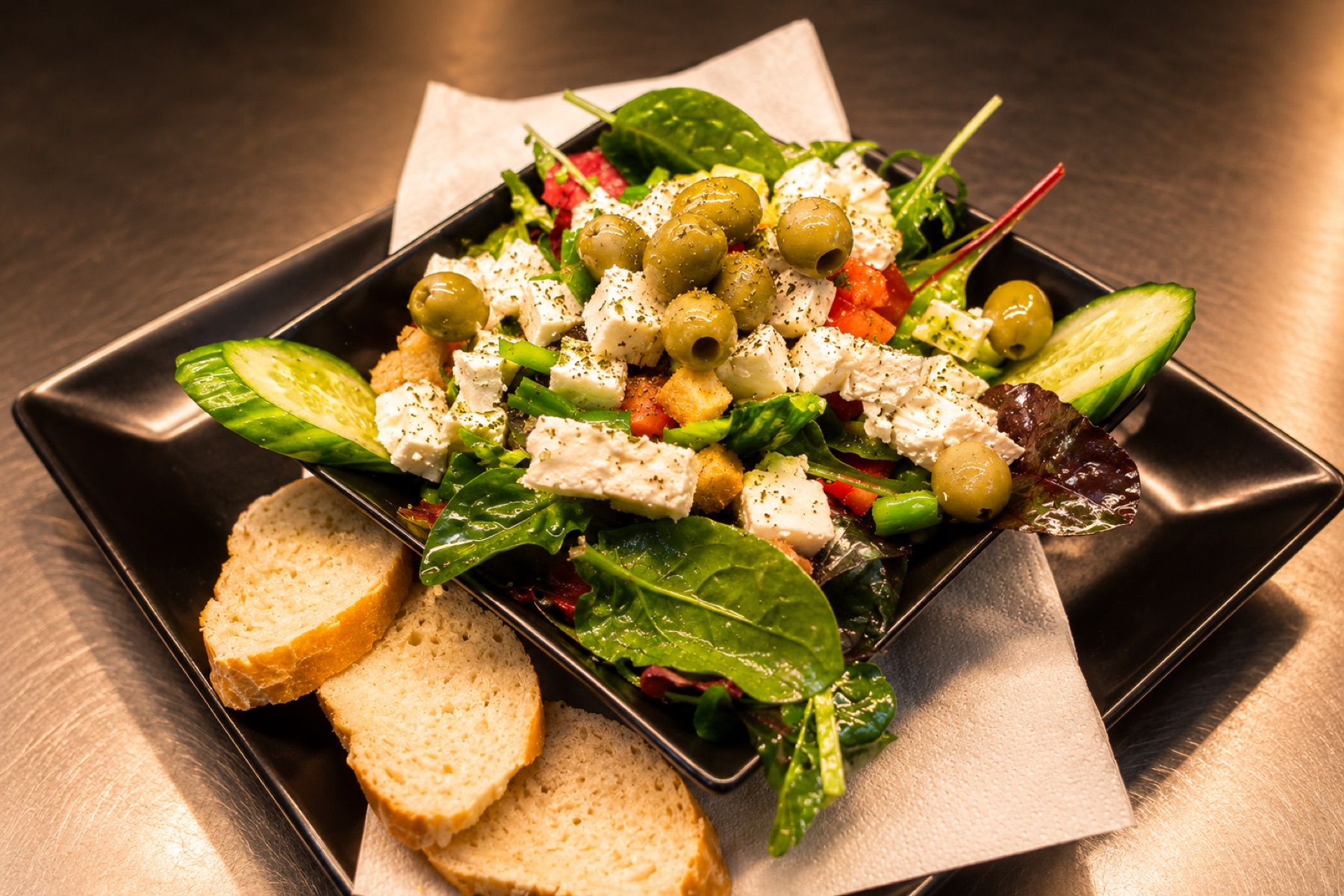 Salat mit Feta und Oliven